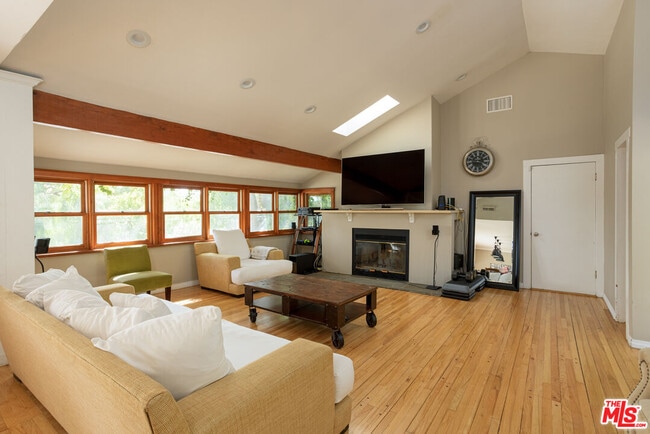 Photo - 19439 Oxnard St