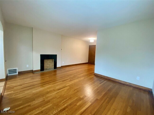 Photo - 1093 N Main St