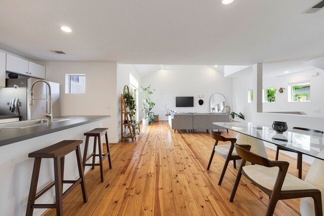 Photo - 824 Ruthven St