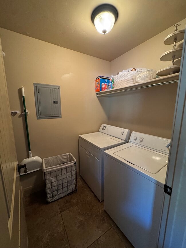 Cuarto de servicio - 920 25 E St