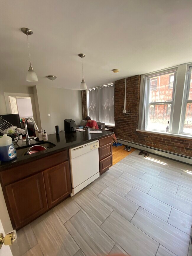 Building Photo - 8 Euston St Unit 3 Rental