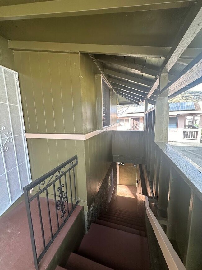 KALIHI UKA House 6 bedrooms, 2 full bath a... House Rental in