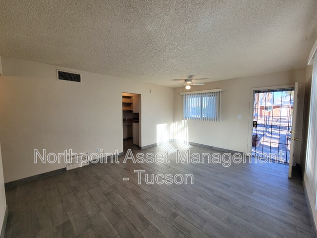 Photo - 4510-4512 E 18th St