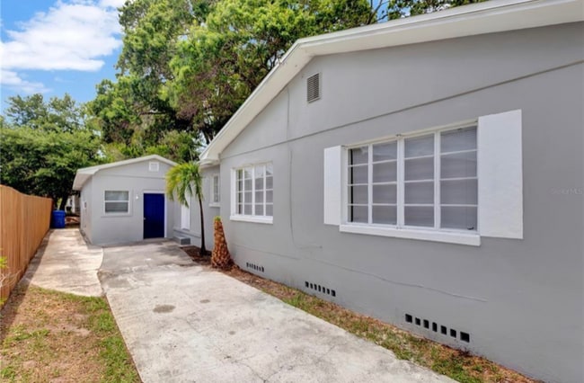 Building Photo - 925 17th St S