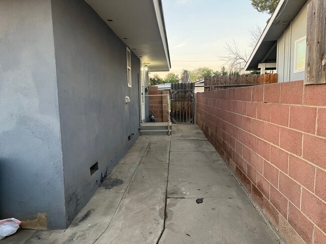 Side Area - 2709 Cardinal Ave Unit A