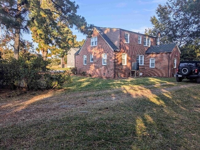 Photo - 105 Jones St