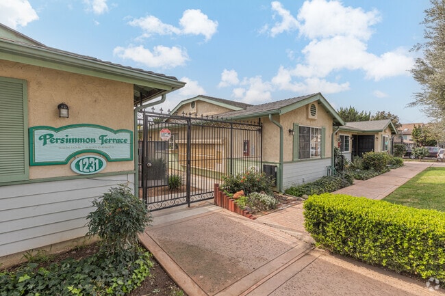 Entrada de la propiedad - Persimmon Terrace Senior Apartments