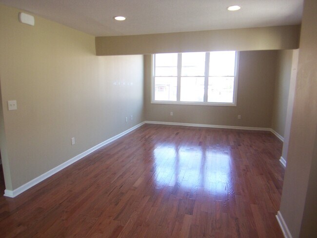 Photo - 302 Castle Shannon Blvd Unidad #2