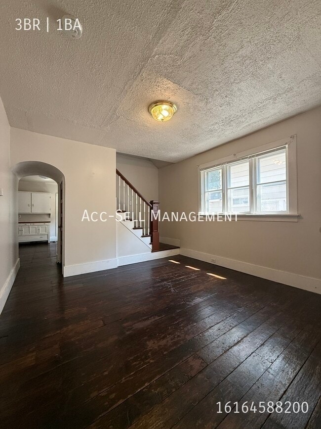 Photo - 901 Zeeland Ct NE