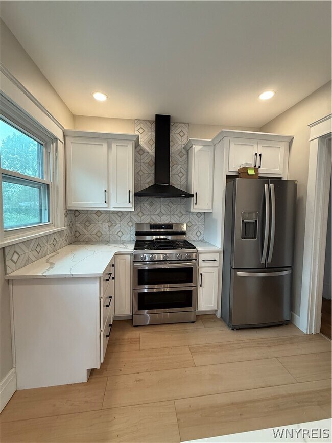 Photo - 579 Crescent Ave