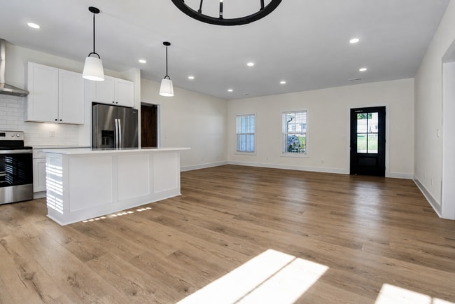 Photo - 511 Creekview Ln