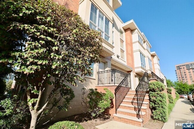Building Photo - 11 Washington Pl Unit 102 Rental