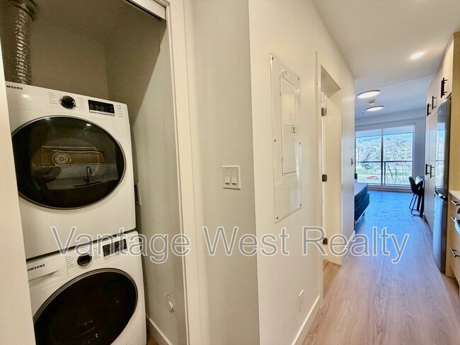 Photo - 1380-1380 Pridham Ave