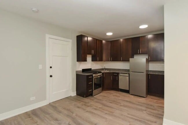 Building Photo - 834 W Wolfram St Unit 300