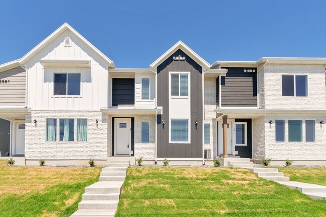 Building Photo - Enormous 3 Bed - 2 Bath Pet Friendly Townhome with Large Unfinished Basement! - Available on Augu...