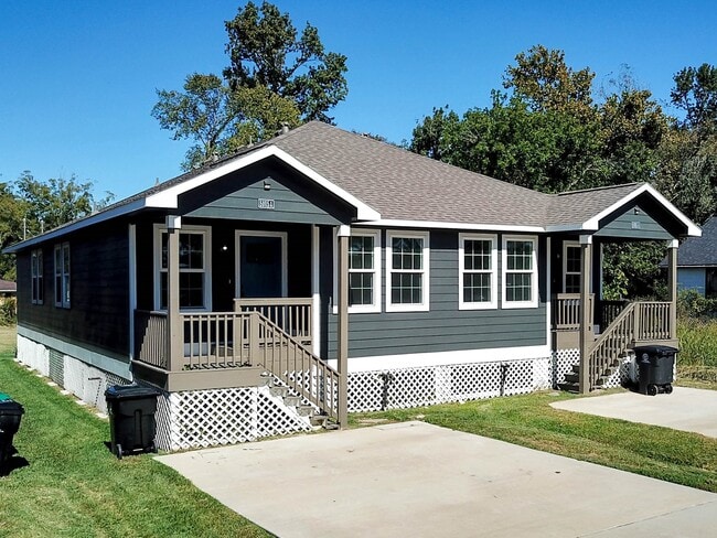 Building Photo - 5905 Woodview Dr