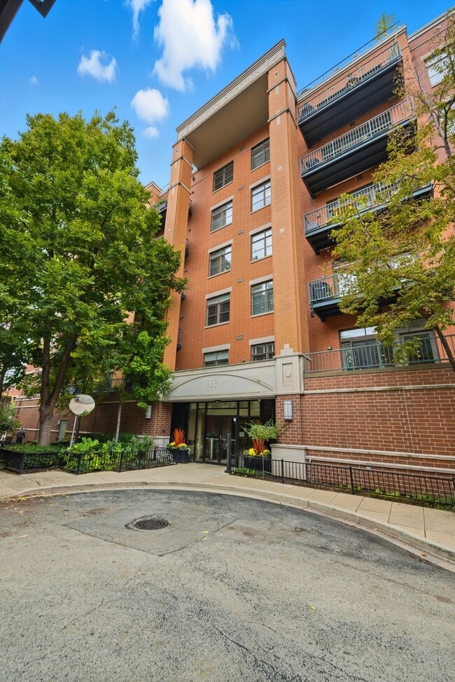 Building Photo - 333 N Jefferson St Unit 201