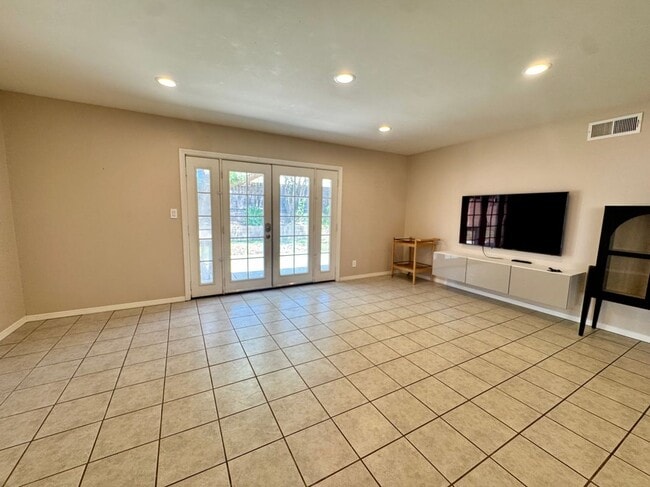 Photo - 2065 Morley St