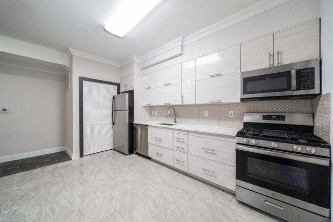 Building Photo - 186 Kensington Ave Unit 3B