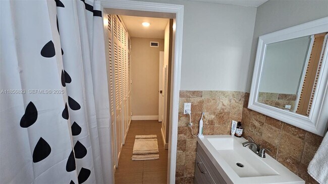 Building Photo - 1631 NE 114th St Unit 109