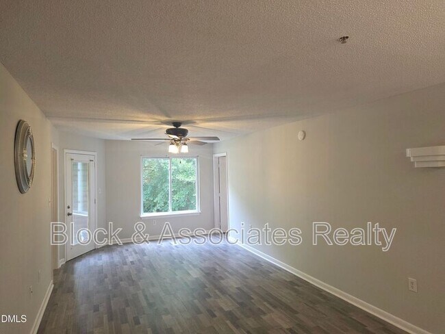 Photo - 1411 Collegiate Cir Unidad #204