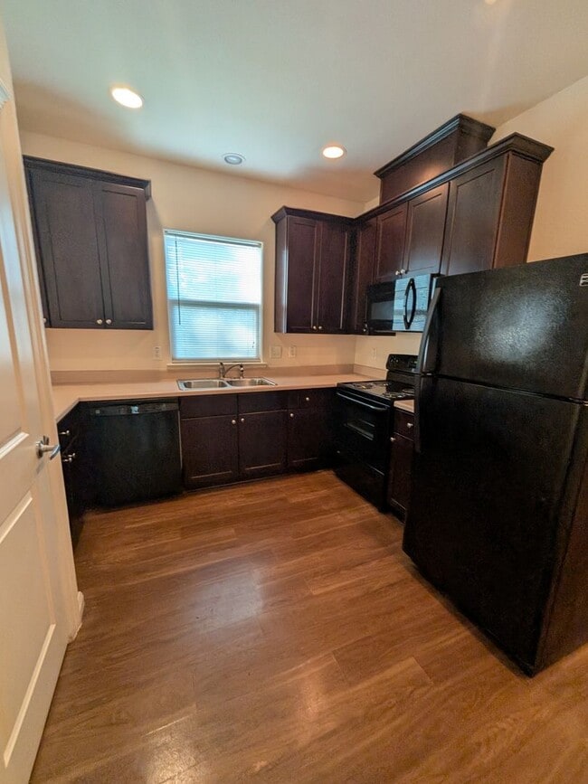 Photo - 405 E Simmons Ave