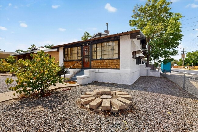 Photo - Downtown BUNGALOW 2 Bedroom 1 Bath