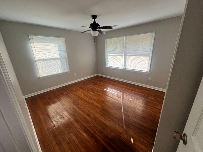 Photo - 106 Roberts St