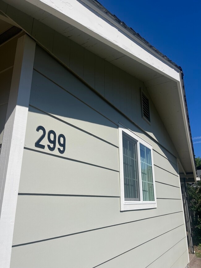 Photo - 299 Lobelia Ave