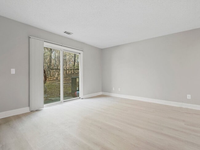 Photo - Colonial Pointe Apartments