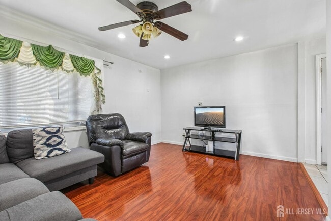 33 Adams St