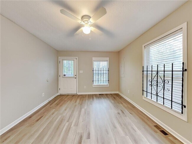 Photo - 729 Cooper St SW