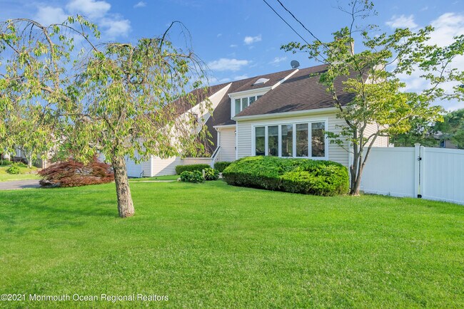 Photo - 45 Roslyn Ct House