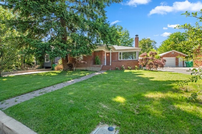 Building Photo - Old Southwest 2 bed / 1 bath / 1 car garage REMODELED & Move In Ready