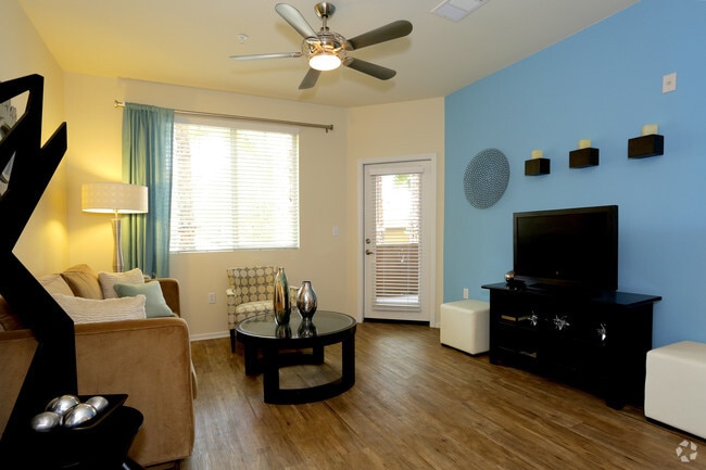 1 BR, 1 BA - 741 SF