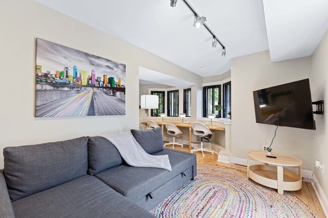 Building Photo - 1725 Av. Cedar