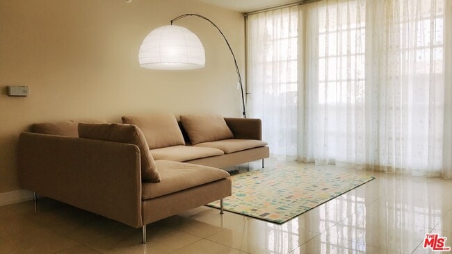 Building Photo - 1430 Colby Ave Unit 204