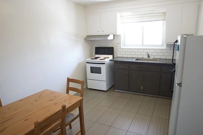 Photo - 158 Meadowlands Dr W