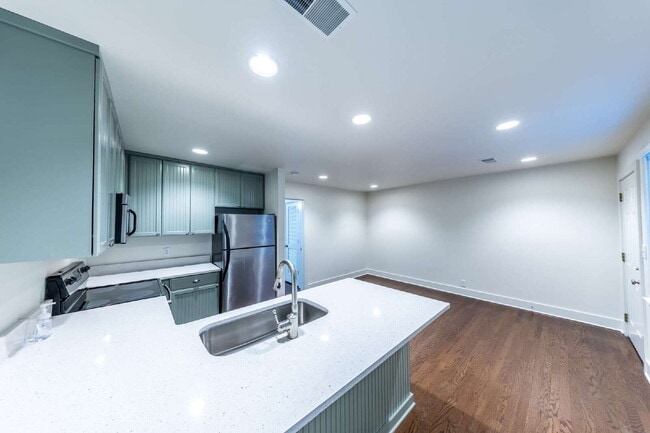 Photo - Renovated Condo on Fatherland, Minutes to ... Unidad Apt. 4