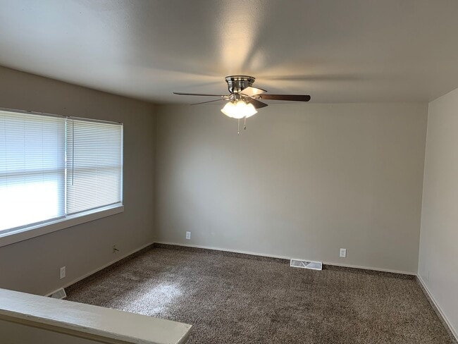 Photo - 3 Bed 1.5 Bathroom Townhouse