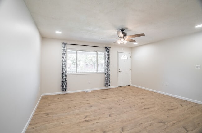 Photo - 405 Joellen Pl