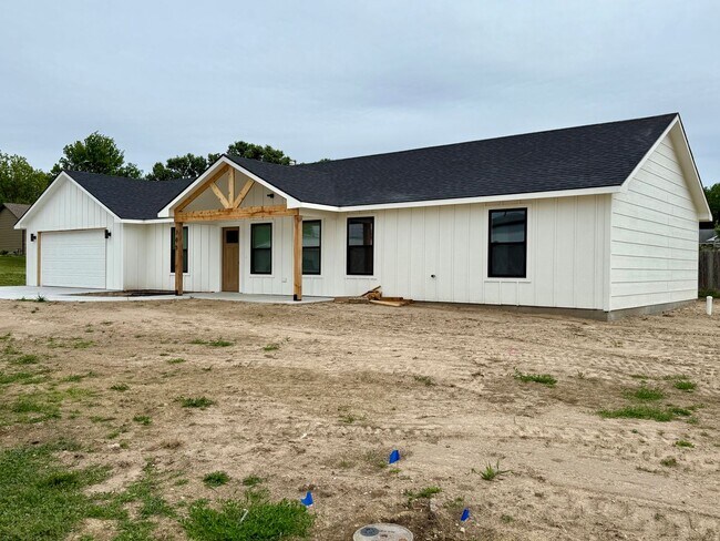 Photo - 765 N Kansas St