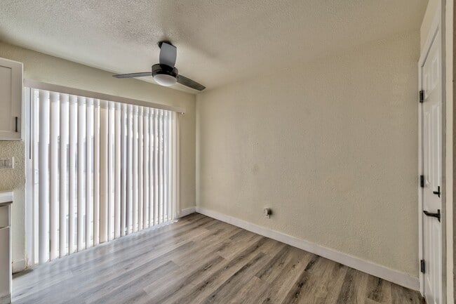 Photo - 3757 Longfellow St