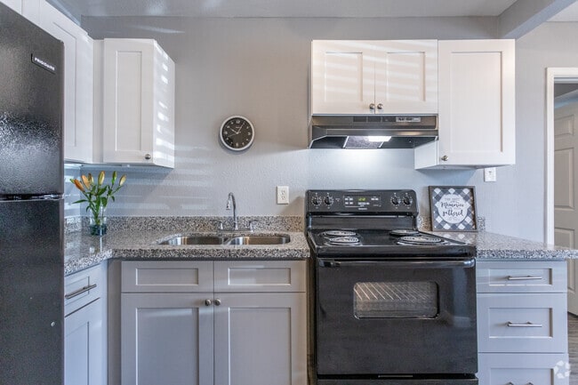 2 BR, 1 BA - 800 SF