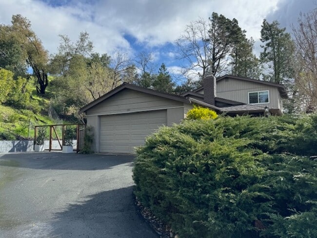 Building Photo - Wonderful 2 story home in Orinda