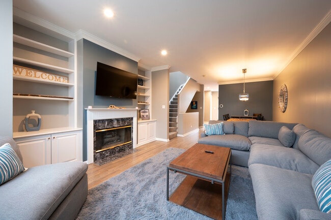 Photo - 1214 W School St