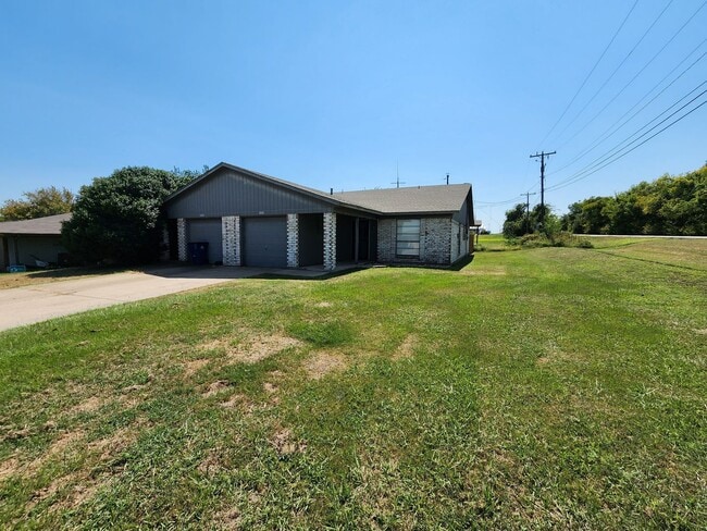 Building Photo - Cozy 2 Bedroom Duplex in Joshua