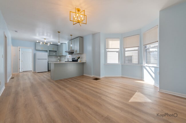 Building Photo - 2821 S Emerald Ave Unit 1F