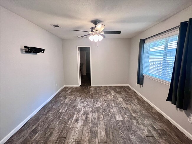 Photo - 9 N Deerfoot Cir