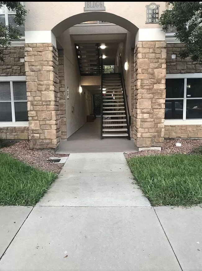 Building Photo - 940 Village Trail Unit 6-206